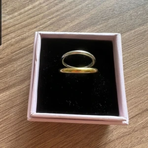 Elegant guldring i enkel design - Edblad reflection ring storlek 16 mm (XS). Jättefin ring, men storleken passade inte mig.