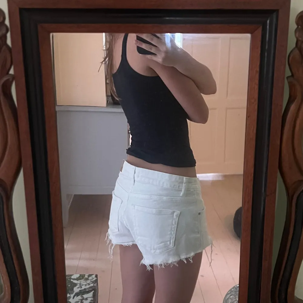 Säljer dessa vita lågmidjade shortsen från Gina i storlek 34, se mått på bild 3 och 4🥰. Shorts.