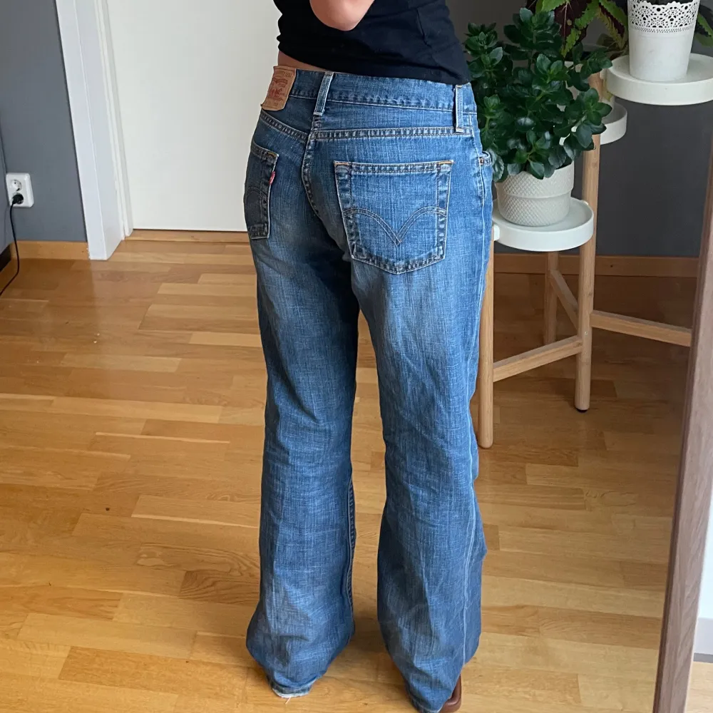 Lågmidjade Levis jeans i storlek 27/32, jag är 165 💓 Perfekta för hösten! . Jeans & Byxor.