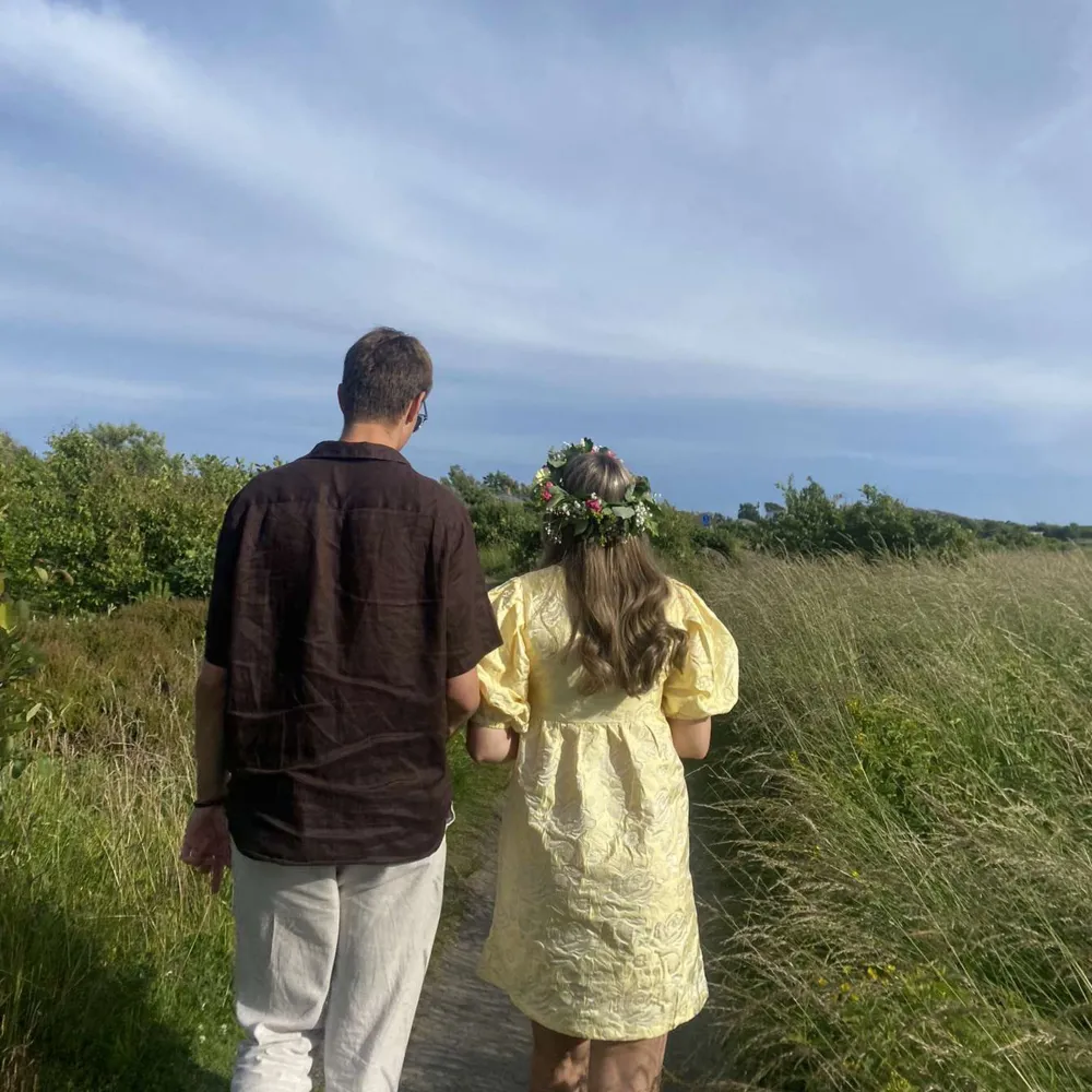 Gul satinklänning som jag använt en gång på midsommar. Den är i väldigt bra skick och materialet är i satin men väldigt tjockt och stelt. De är väldigt bra kvalitet och jag har även sytt in den i midjan för att göra den mindre puffig💕.. Klänningar.