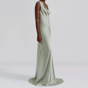 By Malina Leah sage  - Endast använd en gång. Storlek xs, större i stl. Nypris 3600kr