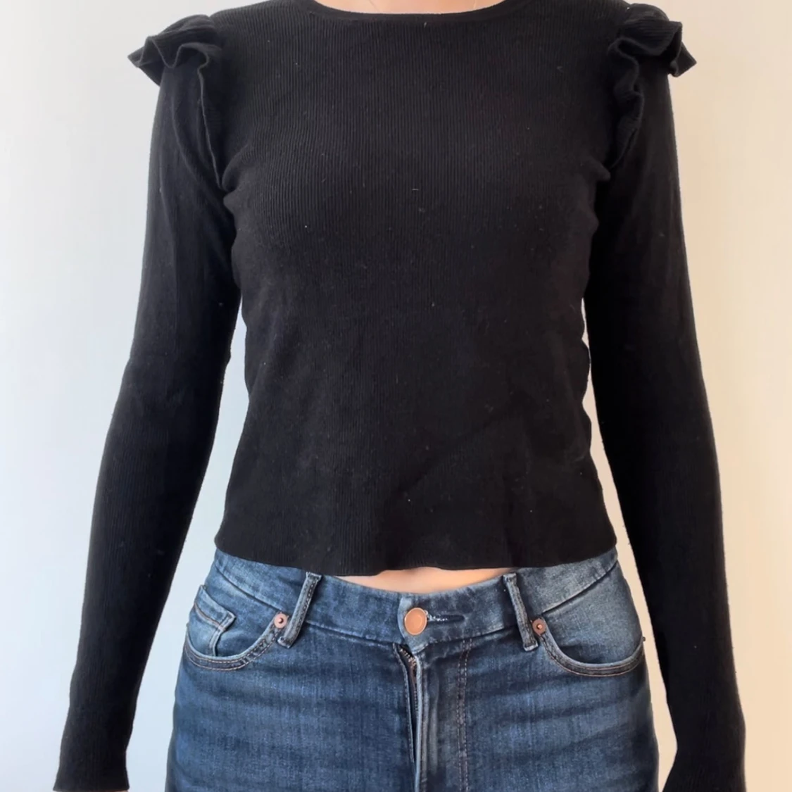 Långärmad tröja med volanger 