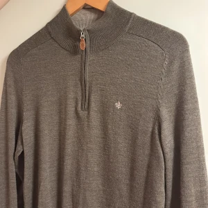 Morris halfzip - Säljer denna morris halfzipen  då den inte passar längre. (Merinoull)  Storlek är M men jag skulle säga att S är mer aktiv storlek på den då den har krympt lite men fortfarande är fräsch och bekväm.  
