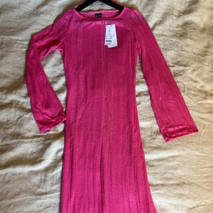 Rosa långklänning från Gina Tricot - Säljer en oanvänd superfin rosa långklänning från Gina Tricot i storlek XS. Långärmad med lite genomskinligt tyg. 💖
