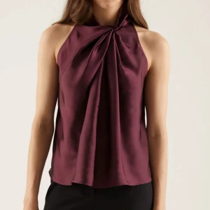 Blus  - Jätte fin vinröd blus från Anna Field . Använd 2 gånger! Nypris är 339💞