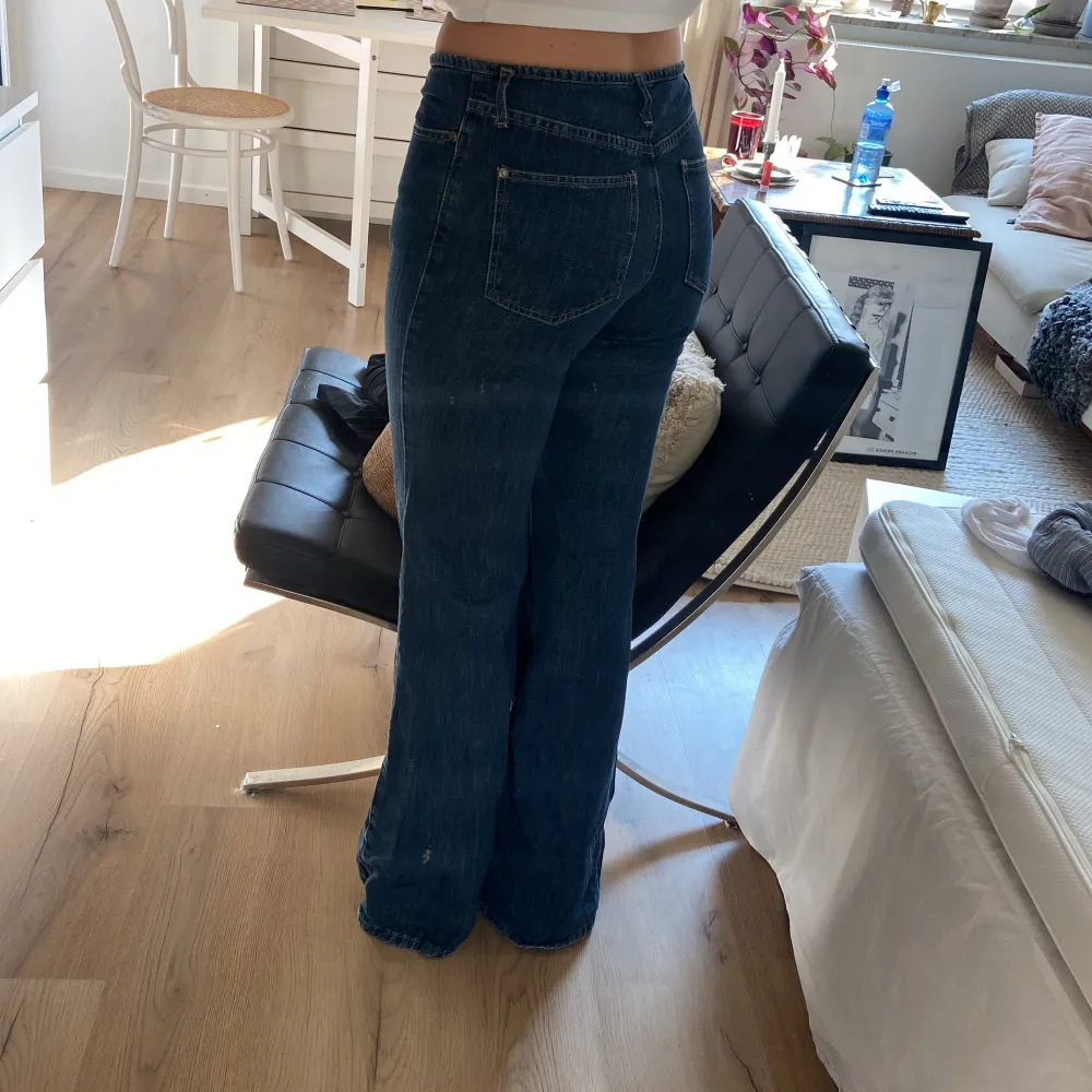 Lågmidjade jeans med lite utavängning nedtill. Finns ingen lapp med storlek men jag brukar ha ungefär 36 i jeans. För referens, jag är 176cm och mitt midjemått där byxorna slutar är ungefär 85cm.. Jeans & Byxor.