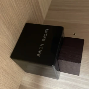 Encre noire - En lätt träig parfym luktar gott men inte min stil 95/100 ml