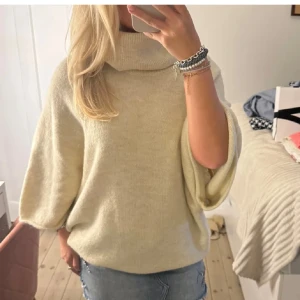 Populär polotröja zara  - Populär polotröja från zara med så fina ärmar. Köpt på second hand men passade inte mig. Hon sa att det var storlek s men den känns mer som en m. Men vet inte hur storleken är på tröjan. Den har två fläckar men går säkert bort i tvätten och ärnopprig