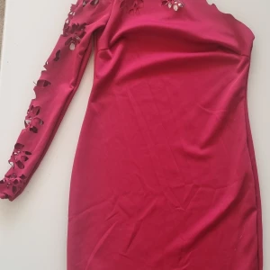 Festklänning  - Klänning med enarm är helt ny Klänning mörk rosa använde engång