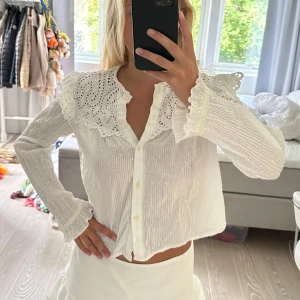 Blus med volanger - Otroligt fin blus med volanger från H&M som är i storlek 38. Passar XS-M. Den har tecken på användning men är i bra skick!
