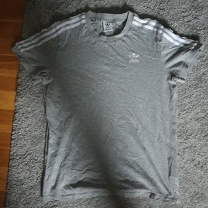 Adidas T-shirt - Säljer en Adidas T-shirt som är i utmärkt skick och är size small. Den är snygg och även bekväm att ha på sig