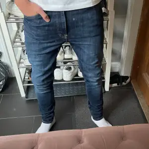 Tja säljer nu mina Tommy Hilfiger jeans! De är i storleken 32/32 och används ett fåtal gånger. Nypris ligger på runt 1200. Mitt pris 449 men kan gå ner vid snabb affär. De är stretchy o sitter nästan som anbass. Vid frågor är de bara att skicka!