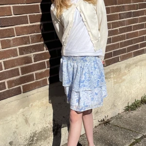 Blommig kjol 🌸🩵 - En blommig kjol från Cubus 🩵🌸 super fin ❤️❤️ säljer den då den inte kommer till andvändning ❤️❤️ pris går att diskutera ❤️❤️❤️❤️