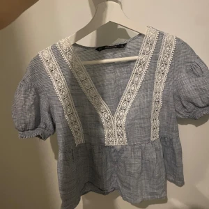 söt zara sommar topp - oanvänd zara topp med puffärmar SÄLJS INTE LÄNGRE PÅ ZARA  om du är intresserad av att köpa kolla min vinted jag säljer den där (ellasaara) 