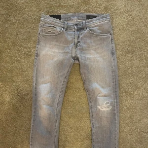 Dondup Jeans - Säljer nu dessa skit snygga jeans ifrån dondup. De är i den kända modellen ”George”. Mycket Bra skick. Nypris: 3400kr, mitt pris: 1200kr🙏🤩