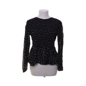 Zara blus - En jättefin svart blus med vita prickar som detalj från märket zara😻 Den är köpt secondhand men jag själv har aldrig använt den! 