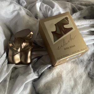 Billie eilish parfym - Lite mer än hälften kvar. Luktar jätte gott men Säljer då lukten inte passar mig så bra. Den luktar som vanilj blandat med kakor. Den är köpt på kicks. 30ml. 