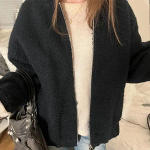 Blå Zara Jacka  - Säljer denna jätte fina jacka från zara, köpt här på plick men använt sparsamt😊