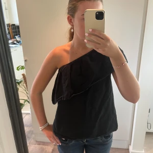 One shoulder top - Jättefin one shoulder top ifrån hm! Storlek L men sitter mer som en S skulle jag säga! 💓💓💓