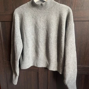 Stickad tröja från & Other Stories - Grå stickad tröja med halvpolo från & Other Stories i storlek S.   Som ny - endast använd ett par gånger. 