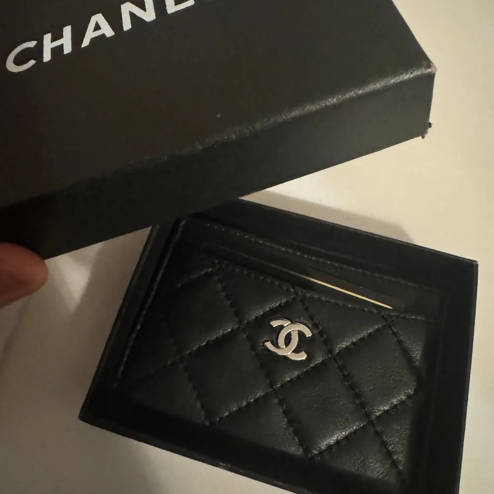 Säljer min Chanel plånbok som e äkta och använd ca 6 ggr. Nypris 4800kr. Kan släppa den för runt 1200kr vid snabb affär! Chanel kort låda kommer med🥰🥰 . Väskor.