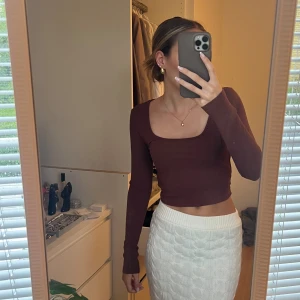 Brun ribbad topp från SHEIN - Säljer en snygg brun ribbad topp från SHEIN. Toppen är i storlek XS och passar bra till både vardag och fest🤎