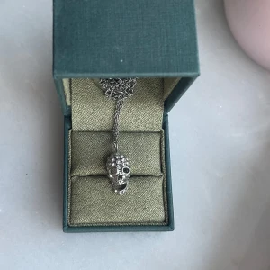 Rock by Sweden halsband  - Säljer detta halsband från rock of Sweden, andvänd Max 3 gånger. Skit coolt halsband och passar perfekt till andra halsband. Längd: 50cm💜