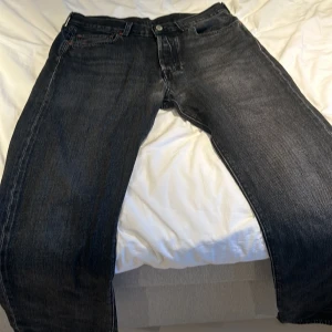 Levis jeans - Säljer nu mina Levis jeans i storlek w33 l32. Hör av dig vid frågor eller funderingar