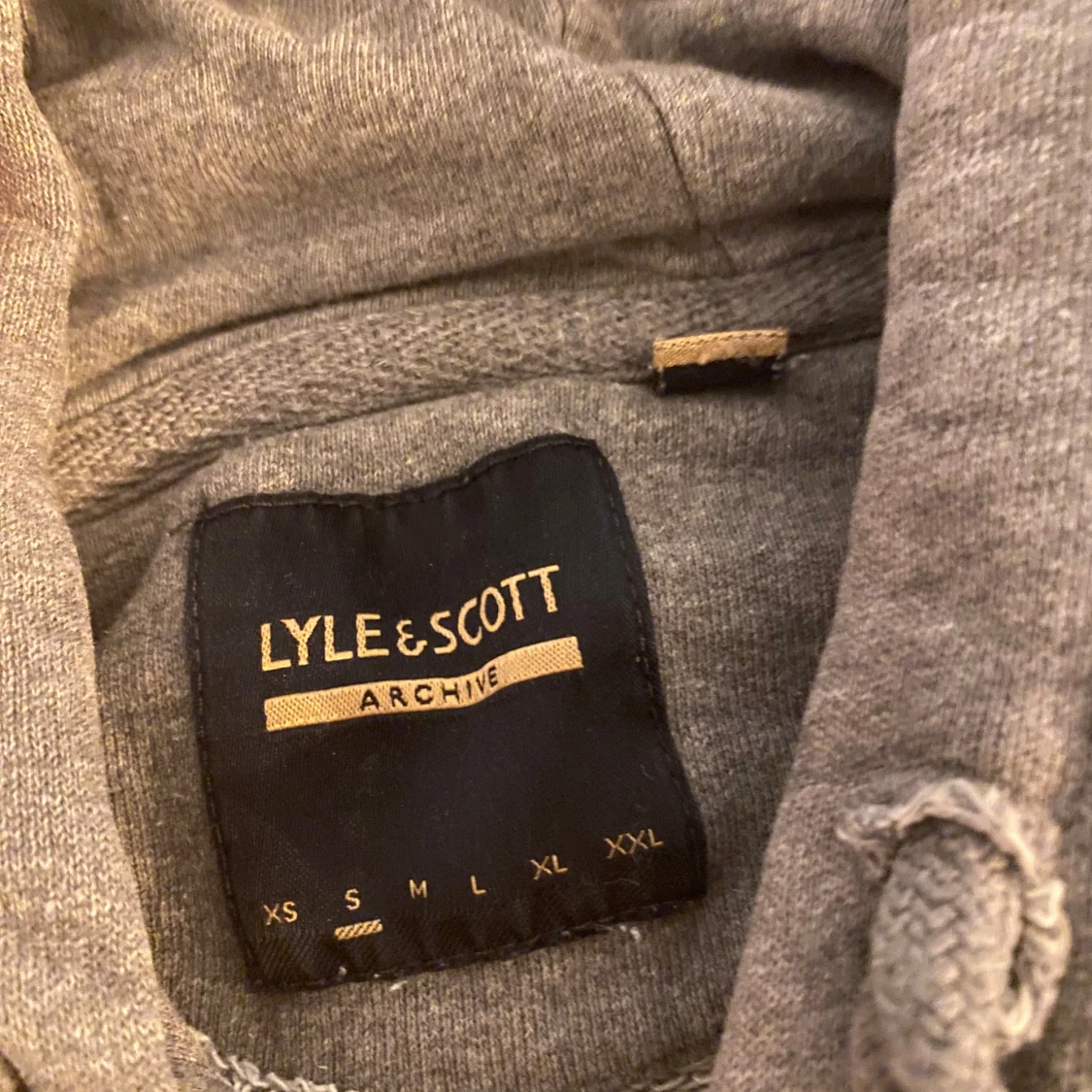 Grå hoodie från Lyle & Scott - 91
