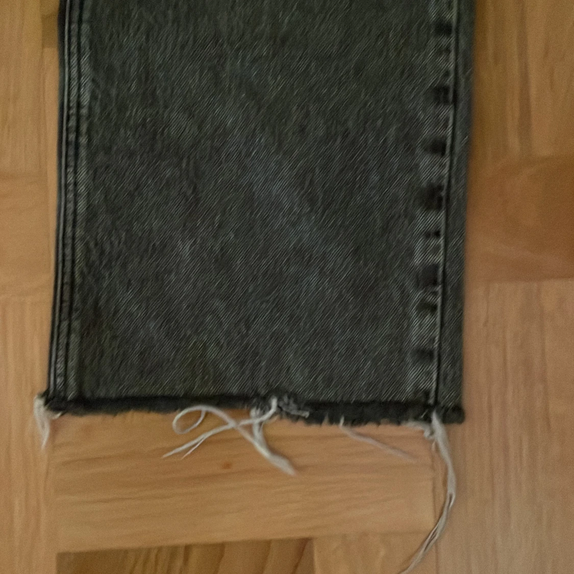 Svarta ZARA jeans med slitna detaljer - 91