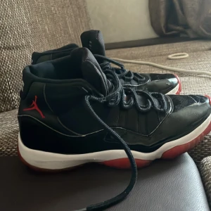 Jordan 11s Playoffs  - Sällsynta ‼️ Snygga svarta Nike Air Jordans med röd sula och vit mellansula. Skorna har en hög modell med snörning och det ikoniska Jumpman-logotypen i rött på sidan. Sällsynta ‼️ 