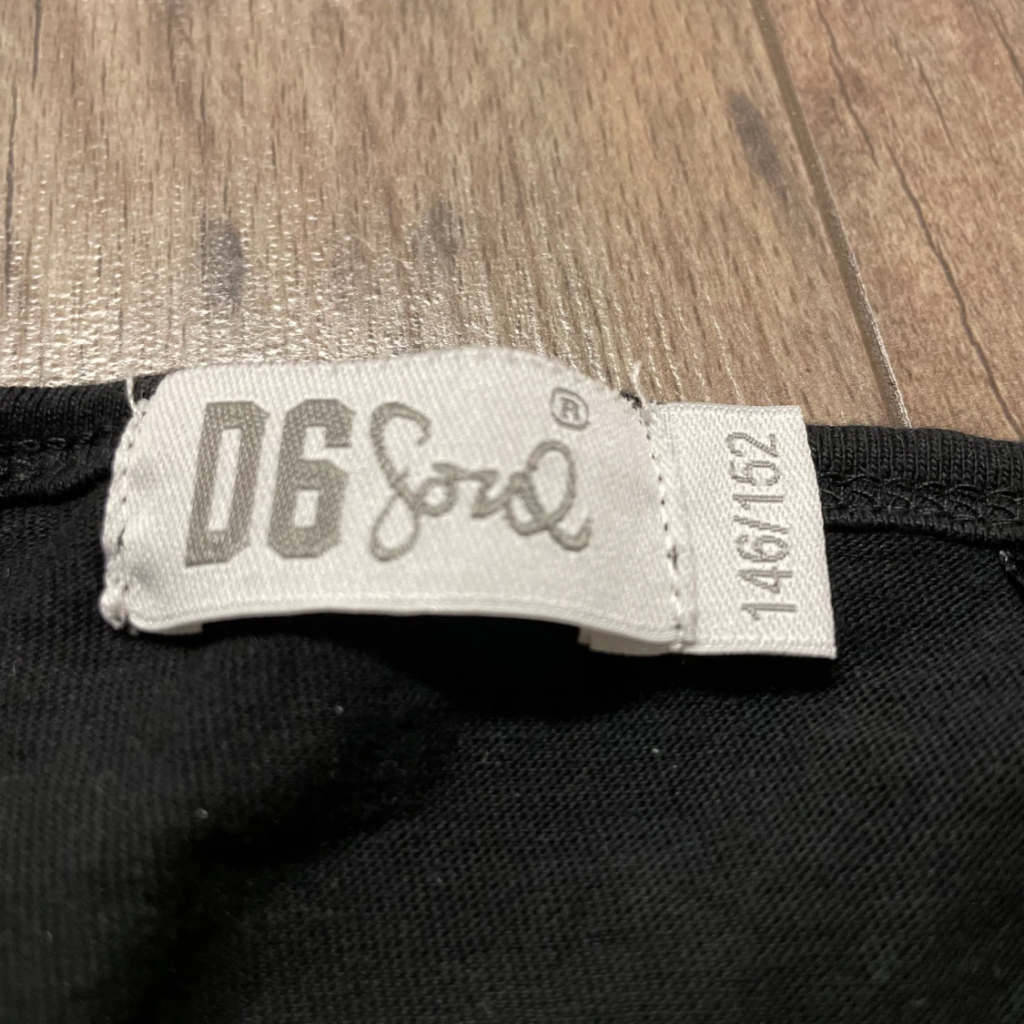 Svart topp med text från D6 Soul - 91