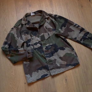 Camo Overshirt - En skön 1996 kamouflage Overshirt. Riktigt cool om du vill sticka ut lite! Storlek S 