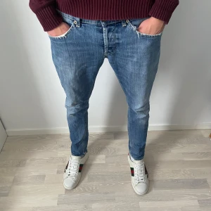 Dondup George  - Ett par riktigt feta Dondup George i fint skick. Storlek W33. Modellen på bilden är 190cm och väger  75kg. Hör av dig vid frågor eller funderingar!