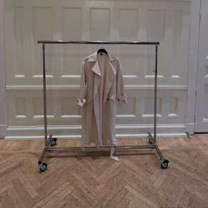 Beige trenchcoat - Jättefin trenchcoat ( har några få deffekter, hör av er för bild) annars superfin !!