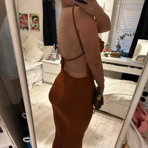 Lång klänning med öppen rygg - Super fin öppen rygg som man knyter där bak! ❤️ endast använd 2 gånger ❤️