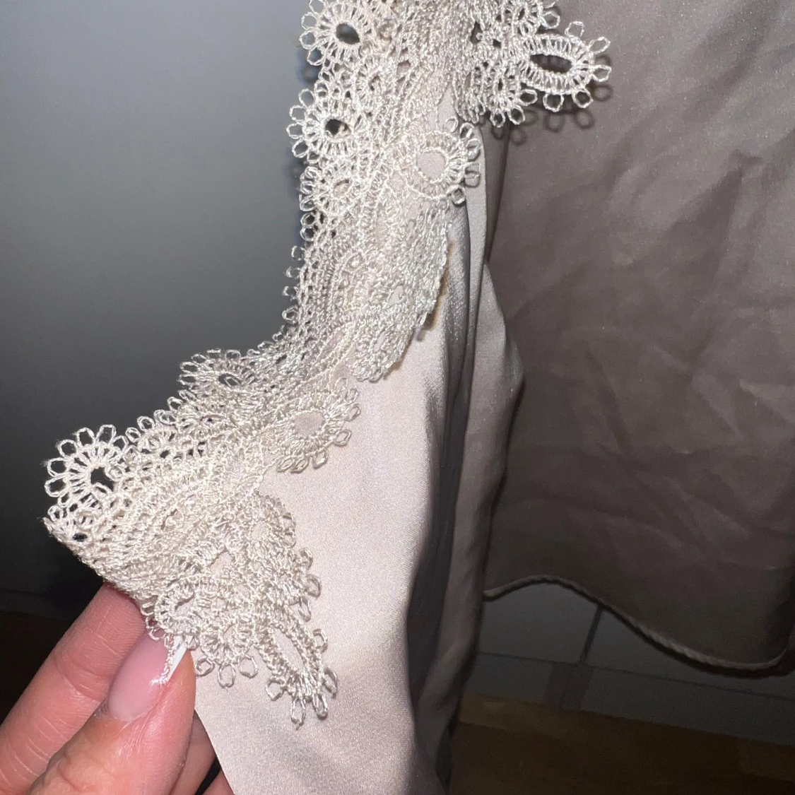 Beige satinlinne med spetsdetaljer - 92