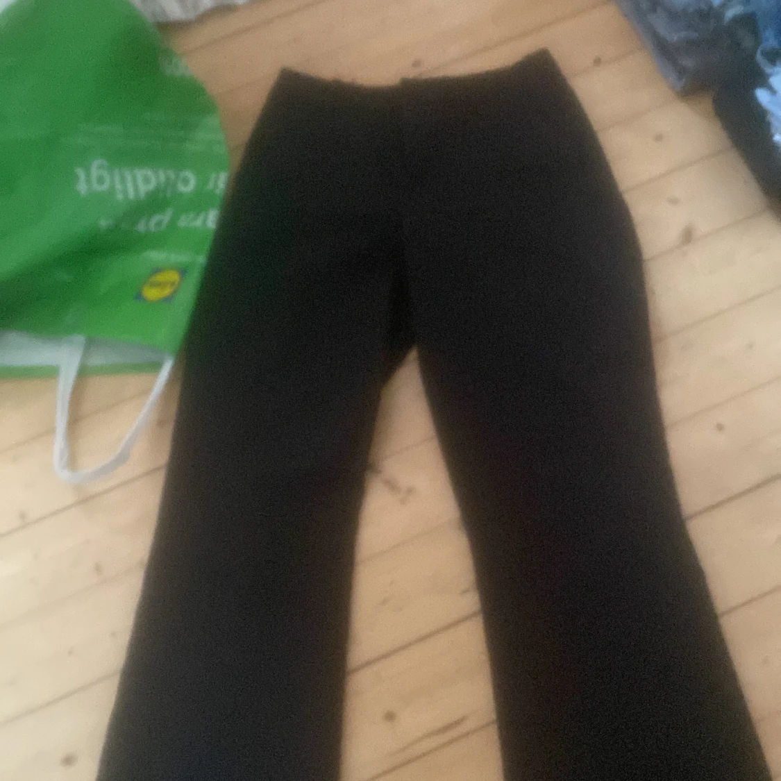 Svarta byxor från Bik Bok