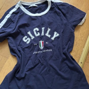 Stradivarius ”SICILY🇮🇹” topp  - Mörkblå t shirt med sicily tryck (Pris kan diskuteras) 