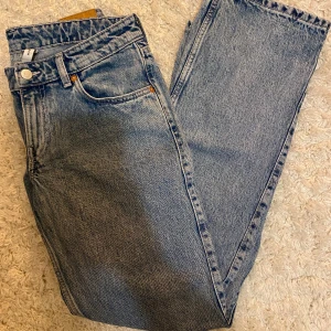 Weekday Arrow Jeans  - Säljer ett par blå jeans från Weekday i modellen Arrow Low Straight. Köpta på Plick och har en liten fläck längst ner på ena benet (se bild), men annars i mycket bra skick. Storlek 29/32.