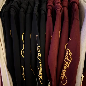 ed hardy tjocktröjor !! - hör av er ifall ni vill köpa, har en svart i L kvar och en vinröd i L) 🖤🤎❤️