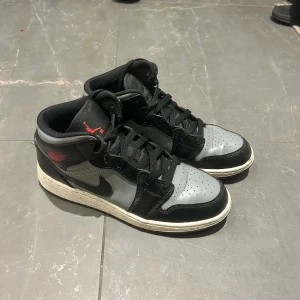 Nike Air Jordans i svart och grått - Snygga Nike Air Jordans i svart och grått med röda detaljer. Använda ett fåtal gånger 