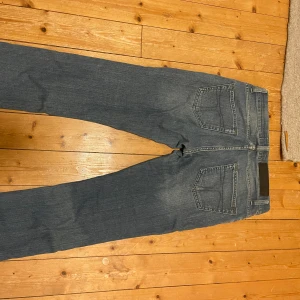Tiger of sweden jeans - Säljer ett par klassiska blå jeansbyxor med en slimfit passform från tiger of sweden. De har en traditionell femficksdesign och en snygg tvättad look. Perfekta för en avslappnad stil.