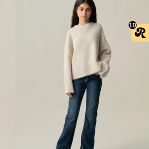 Stickad gina tröja - Säljer min stickade beiga tröja från gina young då jag köpte en storlek för stor. Den är knappt använd och är därför inte nopprig. Den är varm och därför perfekt för både höst och vinter. Storlek 158/164 vilket motsvarar XS eller S då den är oversized. Nypris 259 kr