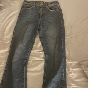  bootcut jeans - Jättefina jeans med hög midja. Jättefint skick dock så är de klippa där nere av tidigare ägare så skulle säga att de passar för någon som är runt 155