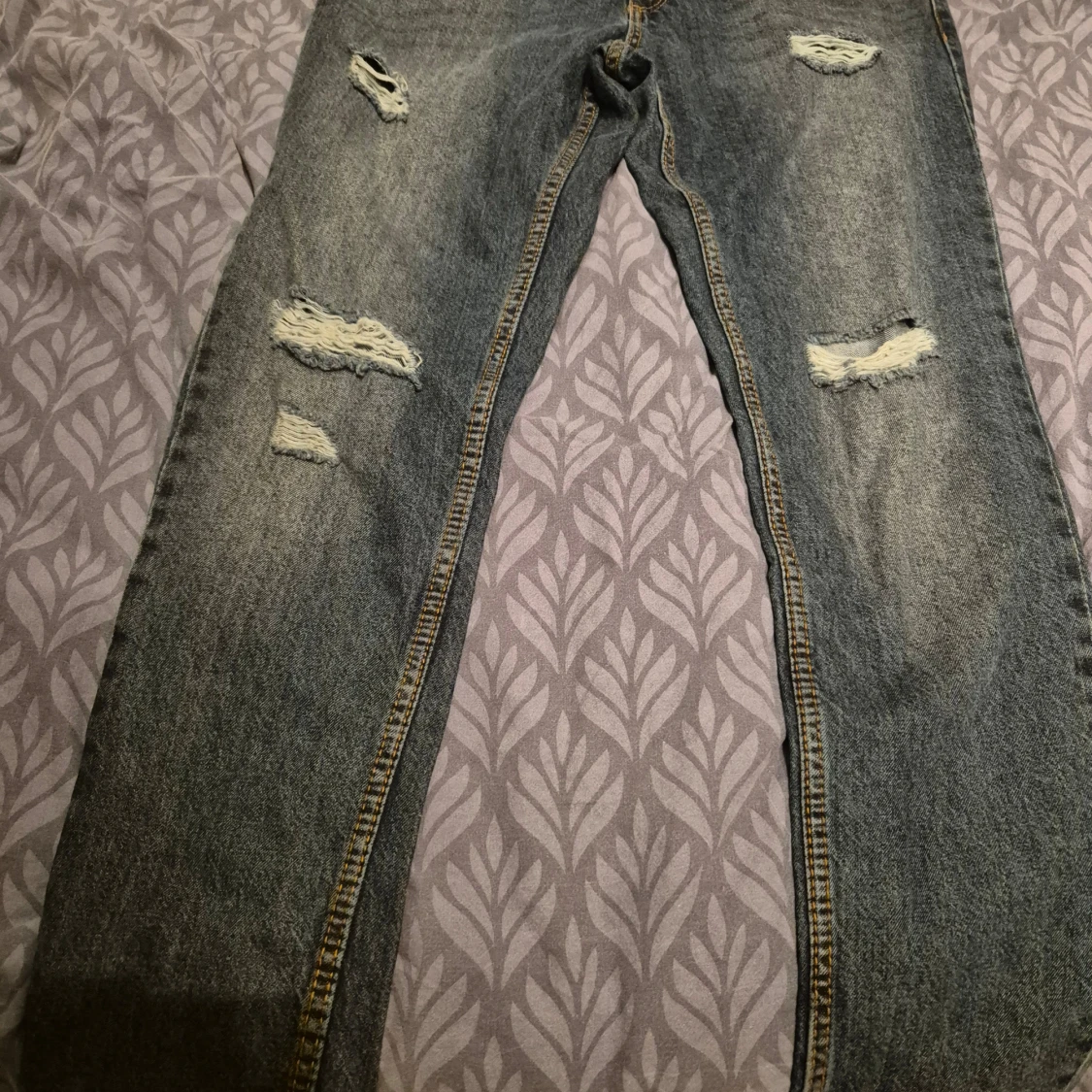 Blå boyfriend jeans med slitningar