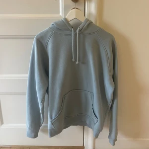 Ljusblå hoodie - Säljer en ljusblå, super bekväm hoodie med perfekt  huva. Lite oversize (har normalt S-M)
