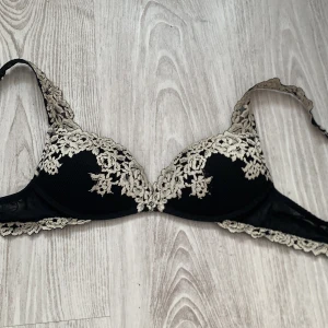 Svart bh med spetsdetaljer - Intimissmi bh med vackra spetsdetaljer. Justerbara axelband och hakknäppning bak för perfekt passform. 