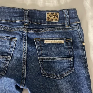 Blå lågmidjade jeans  - As snygga lågmidjade jeans med bootcut /straight ben från ’red apple’ ! Snygga märken på baksidan  diskreta glittriga sömmar ⭐️Använda några gånger för ett tag sedan men inga tecken på användning alls. Storleken är W26/25, så ungefär 34 eller XS !!