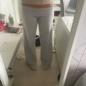 Yoga pants - Säljer ett par bekväma grå mjukisbyxor med loose passform. Perfekta för en avslappnad dag hemma eller en promenad på stranden. Byxorna har en bred linning och är tillverkade i mjukt material. Dom är i onesize men skulle säga att dom passa från xs-m då dom e stretchiga🎀❤️